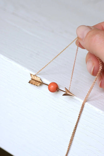 Collier Collier flèche ancien or et corail 58 Facettes