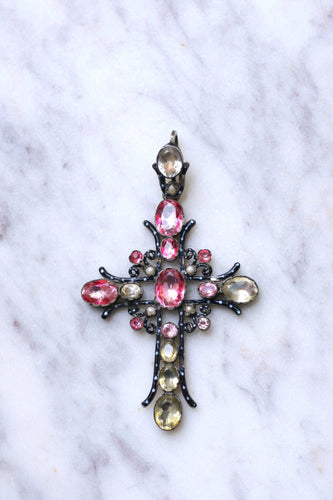Pendentif Croix ancienne en argent, émail, et pierres du Rhin 58 Facettes