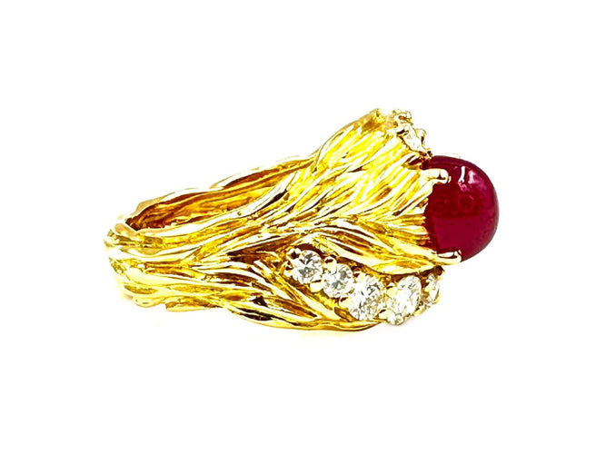 Bague 53 GILBERT ALBERT. Bague or jaune, rubis et diamants 58 Facettes