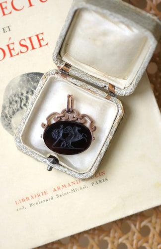 Pendentif Pendentif intaille pivotante en sardoine 58 Facettes