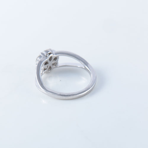 Bague 52 Bague or blanc diamants modèle marguerite 58 Facettes