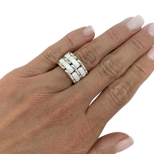 Bague 53 Bague Chanel "Ultra" grand modèle en or blanc et céramique blanche. 58 Facettes 31923