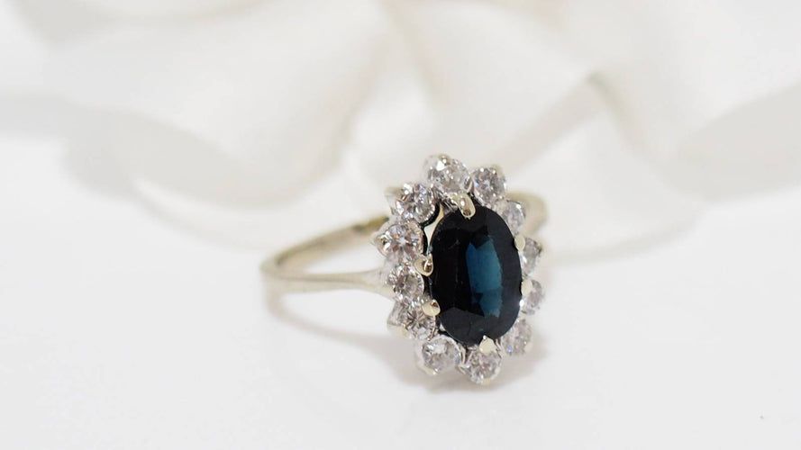 Bague 54 Bague marguerite en or blanc, saphir ovale et diamants 58 Facettes 31322