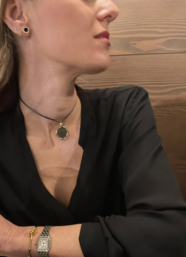 Pendentif Collier pendentif Bulgari Monete Constantinus Coin dentelle noire en or jaune 58 Facettes