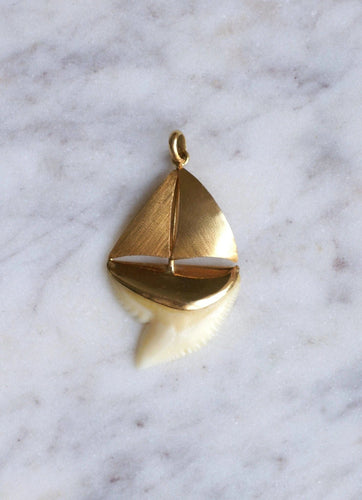 Pendentif Pendentif voilier dent de requin sur or 58 Facettes