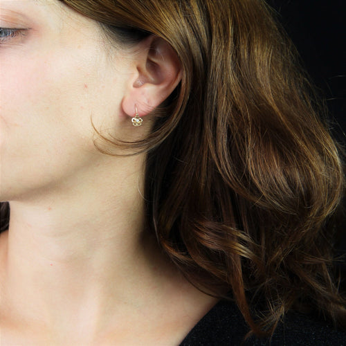 Boucles d'oreilles Fines dormeuses fleurs saphirs blancs 58 Facettes 19-456I