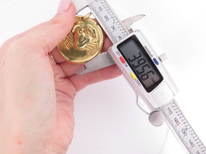 Pendentif medaille pendentif VAN CLEEF & ARPELS zodiaque cancri cancer georges lenfant or 58 Facettes 257841