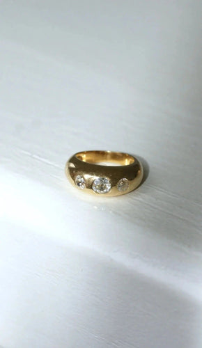 Bague Bague jonc or jaune et trois diamants 58 Facettes