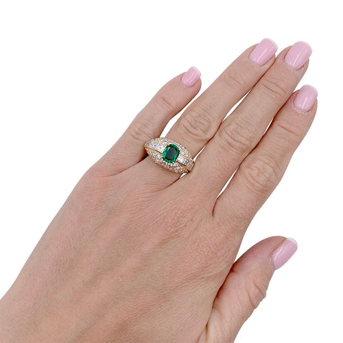 Bague 54 Bague or jaune, émeraude et pavage diamants. 58 Facettes 32324