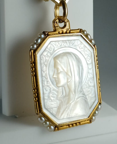 Pendentif Médaille en nacre, or et perles 58 Facettes 27