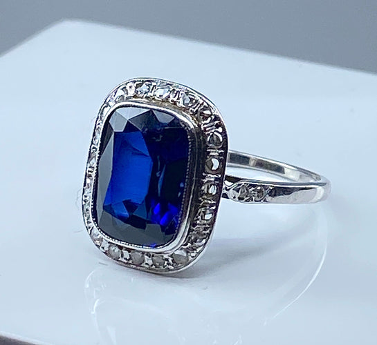 Bague 52 Bague en or blanc 18 carats, diamants et saphir Verneuil. Epoque 1900 58 Facettes AB266