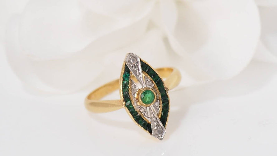 Bague 54 Bague ancienne début XXème en or jaune, émeraudes et diamants 58 Facettes 31726