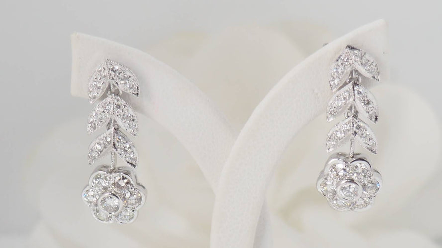 Boucles d'oreilles Pendantes en or blanc, diamants 58 Facettes 32070