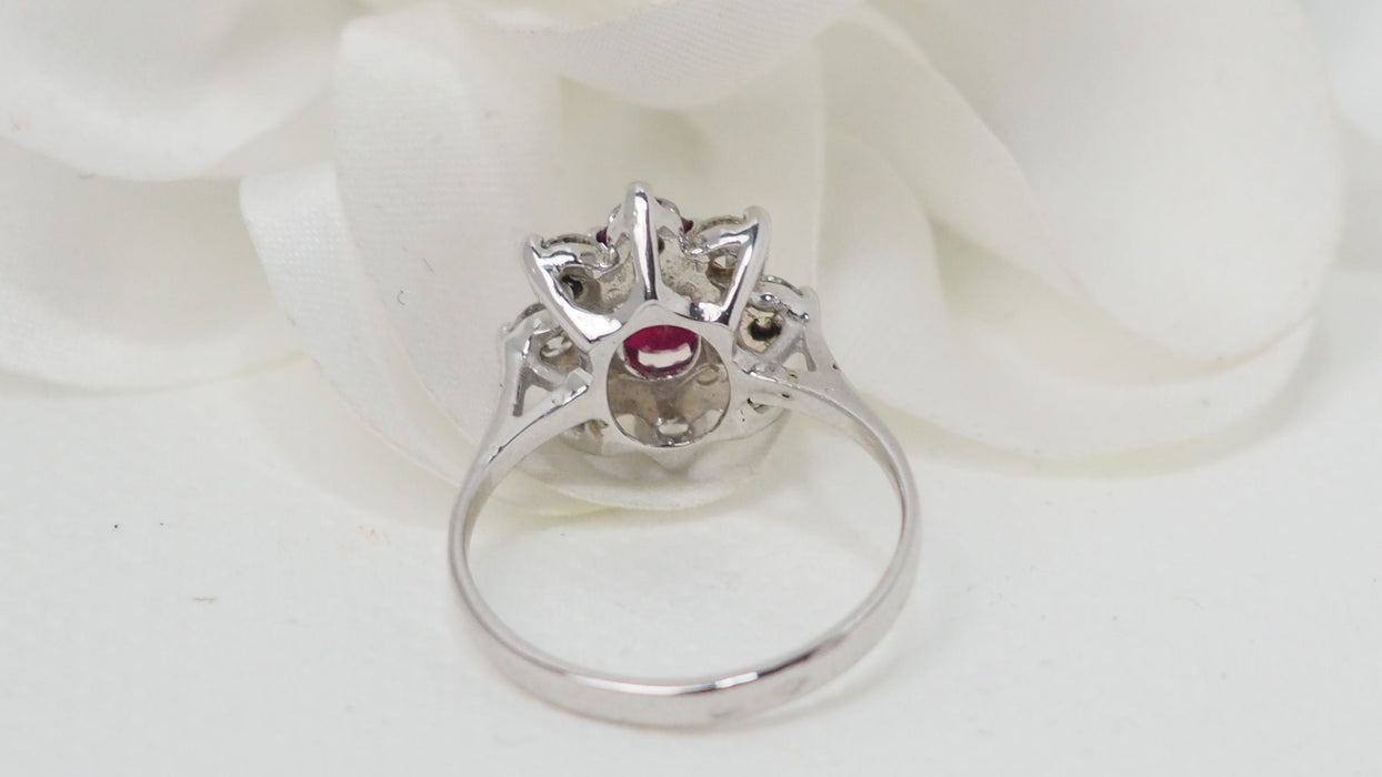 Bague 56 Bague entourage or blanc rubis ovale diamants 58 Facettes 32327