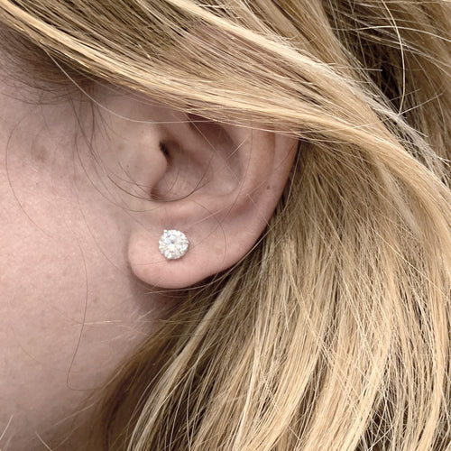 Boucles d'oreilles Puces d'oreilles en or blanc diamants. 58 Facettes 31847
