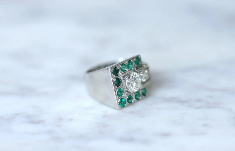 Chevalière Art Deco émeraudes et diamants 58 Facettes