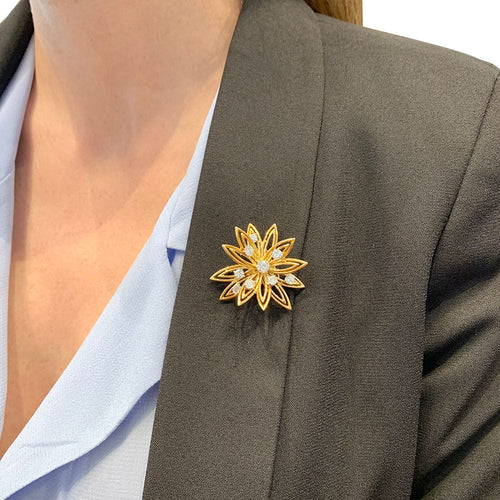 Broche Broche Cartier "Fleur" en or jaune et diamants. 58 Facettes 31448