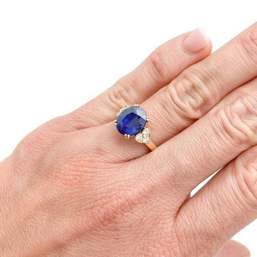 Bague 53 Bague Mauboussin, centrée d'un saphir ovale encadré de diamants. 58 Facettes 31233