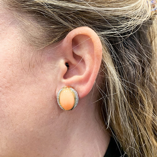 Boucles d'oreilles Boucles d'oreilles en or jaune, corail et diamants. 58 Facettes 30726