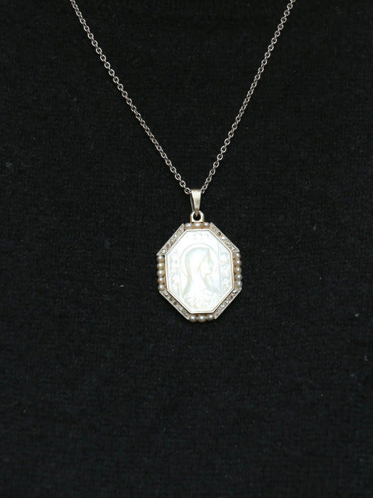 Pendentif Médaille Art-Déco Or blanc Nacre Diamants Perles 58 Facettes J227