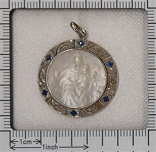 Pendentif Médaille Marie Art déco diamants et saphirs 58 Facettes 23191-0422