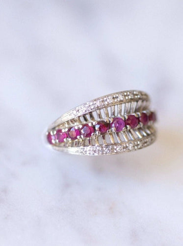Bague Bague bandeau vintage en or gris, rubis, et diamants 58 Facettes