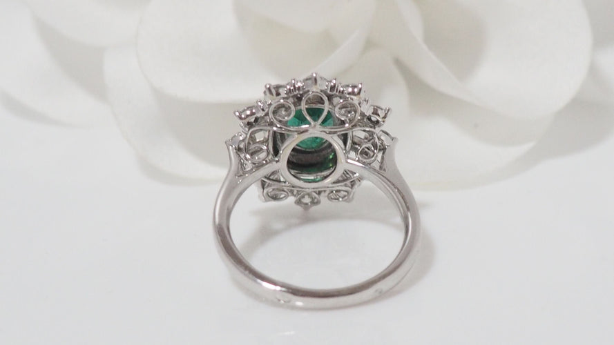 Bague 54 Bague entourage en or blanc, émeraude ovale et diamants 58 Facettes 31617