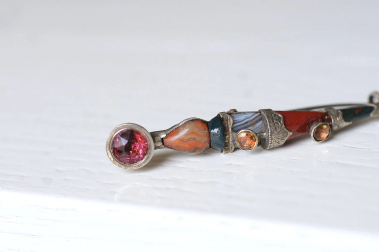 Broche Surin Ecossaise ancienne en argent, grenat, citrine, jaspe, et agate 58 Facettes