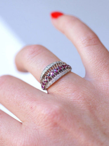 Bague Bague bandeau vintage en or gris, rubis, et diamants 58 Facettes