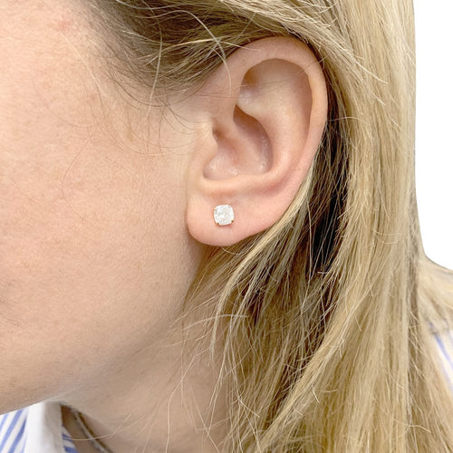 Boucles d'oreilles Puces d'oreilles en or jaune, diamants. 58 Facettes 33373