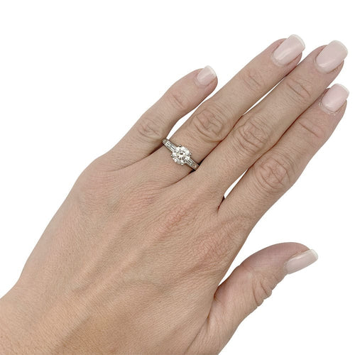 Bague 51 Bague solitaire accompagné diamants baguette. 58 Facettes 31937