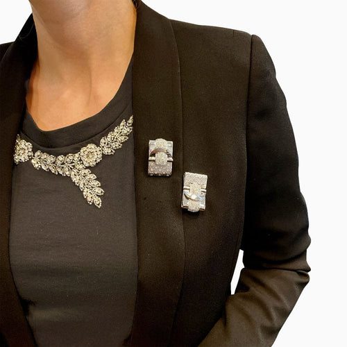 Broche Broches Tank en or blanc et diamants. 58 Facettes 31631