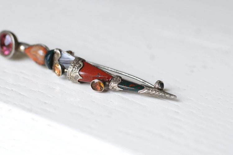 Broche Surin Ecossaise ancienne en argent, grenat, citrine, jaspe, et agate 58 Facettes