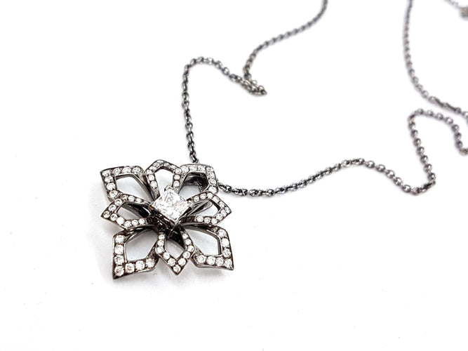 Collier Collier Fleur Or noir Diamant 58 Facettes 578701RV