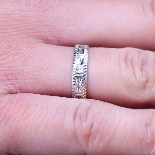 Bague 53 Alliance gravée or blanc 58 Facettes 15-399A