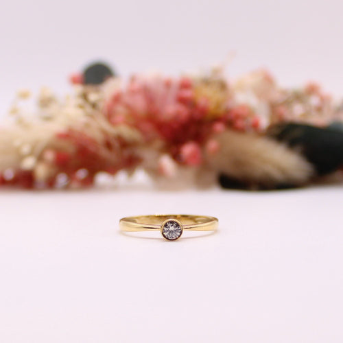 Bague Solitaire en or jaune et diamant serti clos 58 Facettes