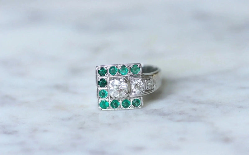 Chevalière Art Deco émeraudes et diamants 58 Facettes