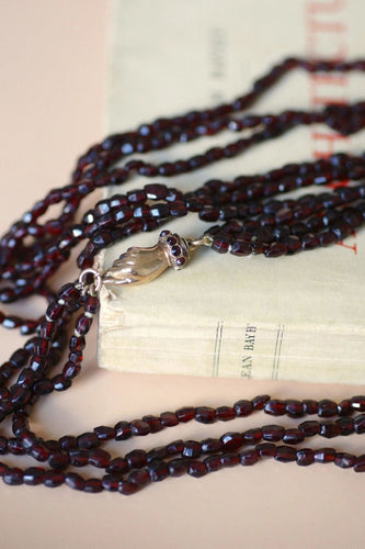 Collier Sautoir fermoir main en or et perles de grenat 58 Facettes