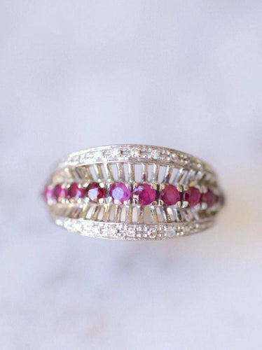 Bague Bague bandeau vintage en or gris, rubis, et diamants 58 Facettes