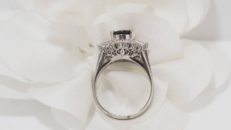 Bague Bague or blanc, saphir ovale et diamants brillants et trapèzes 58 Facettes 31010