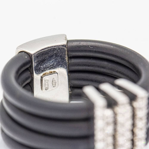 Bague 56 Bague en Or Blanc, Caoutchouc et Diamants 58 Facettes D359663LF