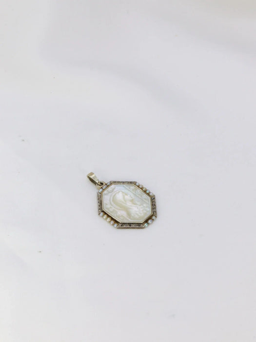 Pendentif Médaille Art-Déco Or blanc Nacre Diamants Perles 58 Facettes J227