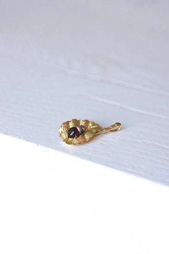 Pendentif Pendentif feuille et insecte ancien en or et grenat 58 Facettes