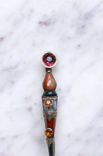 Broche Surin Ecossaise ancienne en argent, grenat, citrine, jaspe, et agate 58 Facettes