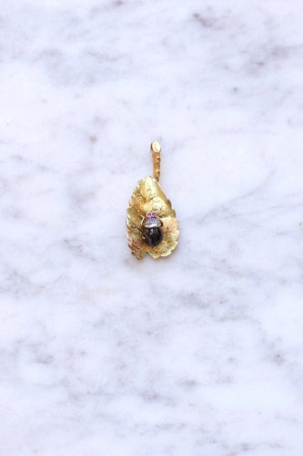 Pendentif Pendentif feuille et insecte ancien en or et grenat 58 Facettes