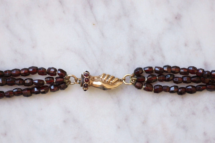 Collier Sautoir fermoir main en or et perles de grenat 58 Facettes