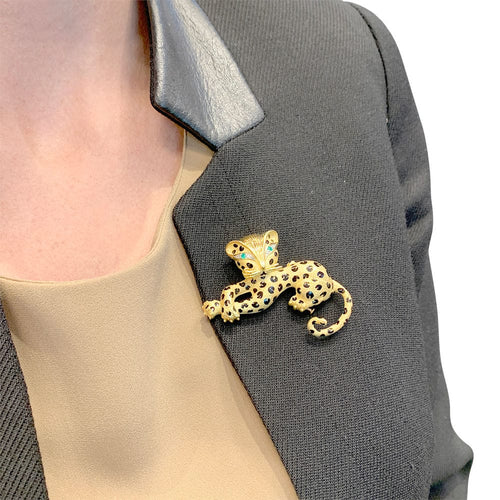 Broche Broche Fred "Léopard" en or jaune, diamants, émail et émeraudes. 58 Facettes 32381