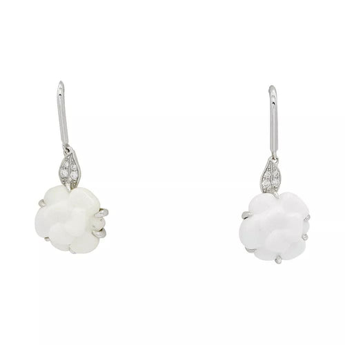 Boucles d'oreilles Boucles d'oreilles Chanel, "Camélia", or blanc, diamants. 58 Facettes 32717