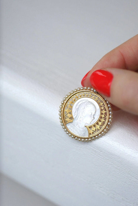 Pendentif Médaille Art Déco Vierge sur nacre, or et perles fines 58 Facettes