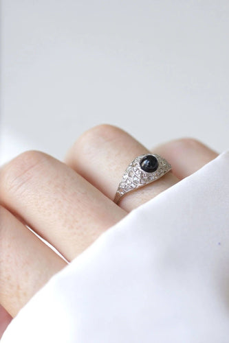 Bague 57 Bague Art Déco saphir cabochon & diamants 58 Facettes